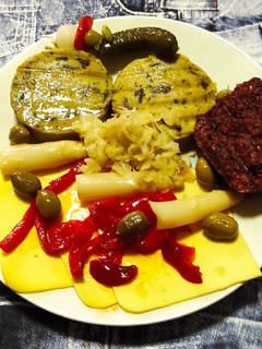 Una foto de Hamburguesas de setas y espinacas, queso vegano y guarnición