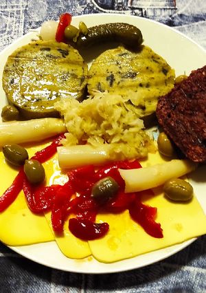 Una foto de Hamburguesas de setas y espinacas, queso vegano y guarnición