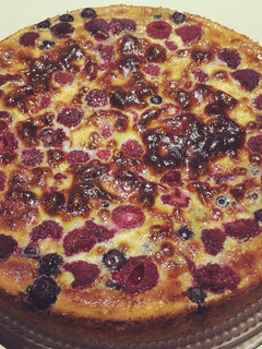 Una foto de Kuchen de frambuesa y arándanos