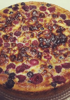 Una foto de Kuchen de frambuesa y arándanos