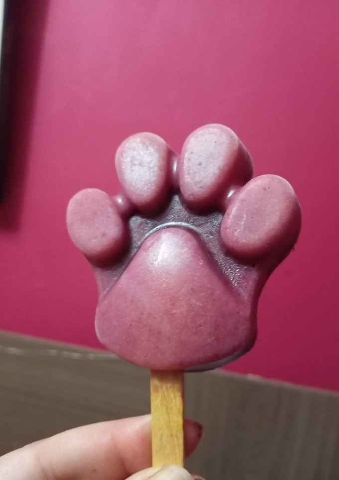 Una foto de Helado vegano de frutilla y arándanos