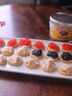 Una foto de Galletas saladas con foie gras de pollo y caviar