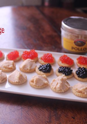 Una foto de Galletas saladas con foie gras de pollo y caviar