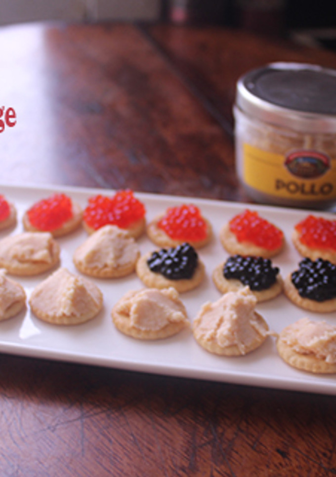 Una foto de Galletas saladas con foie gras de pollo y caviar