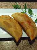 Empanadillas de sobrasada con cebolla caramelizada y queso