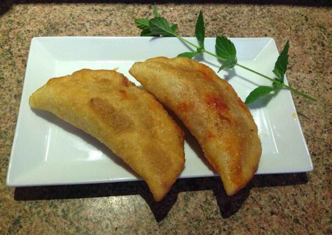 Empanadillas de sobrasada con cebolla caramelizada y queso