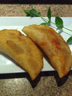 Una foto de Empanadillas de sobrasada con cebolla caramelizada y queso