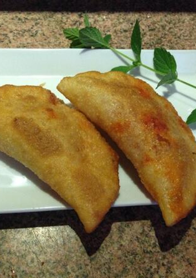 Una foto de Empanadillas de sobrasada con cebolla caramelizada y queso