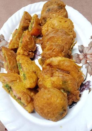 हरी चटनी स्टाफिंग टोमेटो भजिया (Hare chutney stuffing tomato bhajiya recipe in Hindi) रेसिपी मुख्य फोटो