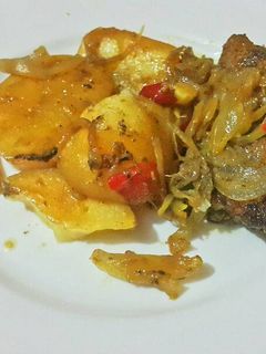 Una foto de Costilla de Oveja al horno a la cerveza con papas