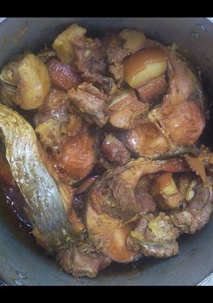 Hình của món Cá trắm kho thịt ba chỉ.