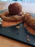 Croquetas y calçots rebozados