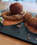 Croquetas y calçots rebozados