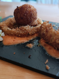 Una foto de Croquetas y calçots rebozados