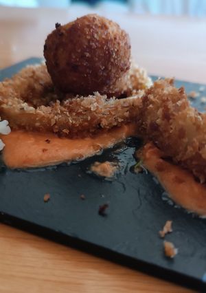 Una foto de Croquetas y calçots rebozados