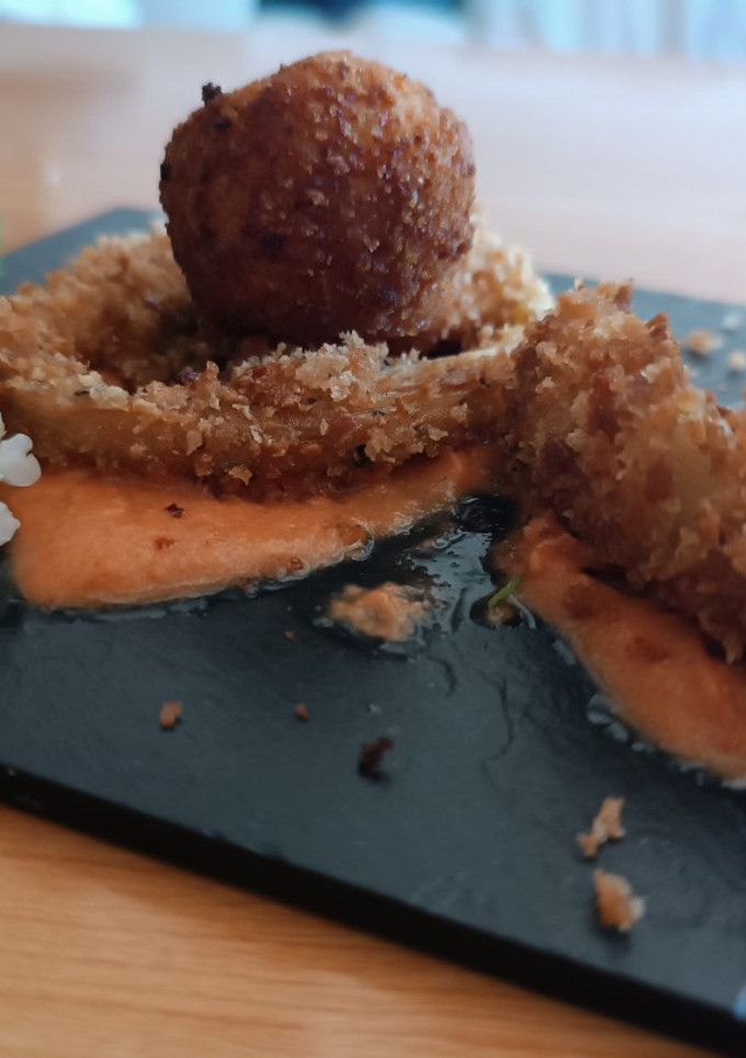 Una foto de Croquetas y calçots rebozados