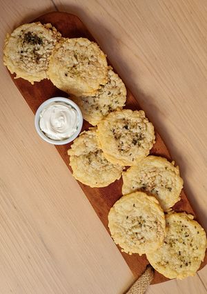 Una foto de Crackers de queso rallado 🧀 integrales y mega rápidas