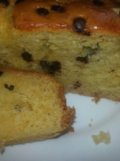 Una foto de Bizcocho con chispas de chocolate, nueces y coco rallado