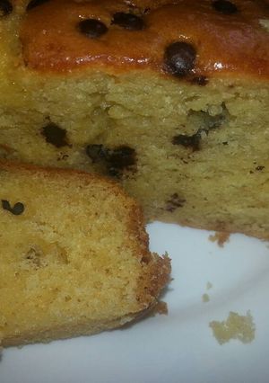 Una foto de Bizcocho con chispas de chocolate, nueces y coco rallado