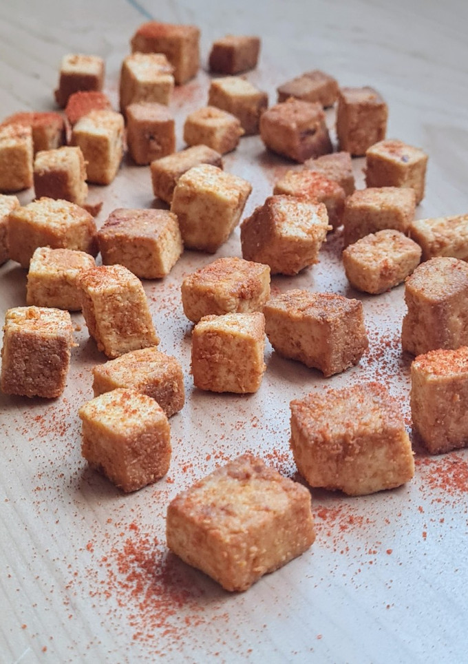 Una foto de Tofu con tres pimentones 🌶️