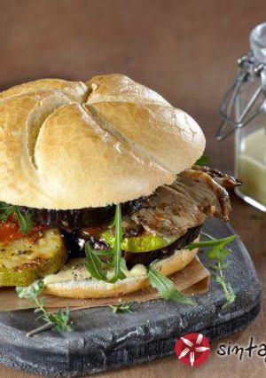 Φωτογραφία της συνταγής Burger με ψητά λαχανικά, ρόκα και σως μπαλσάμικο