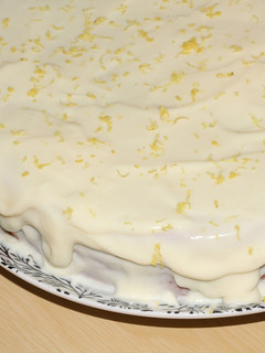 Foto de Bolo de limão com cobertura de leite condensado e limão