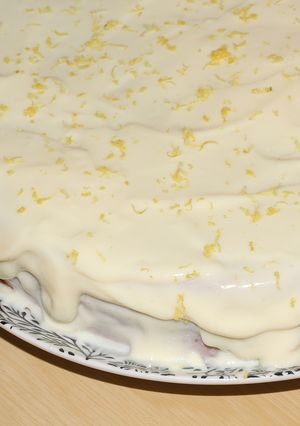 Foto de Bolo de limão com cobertura de leite condensado e limão