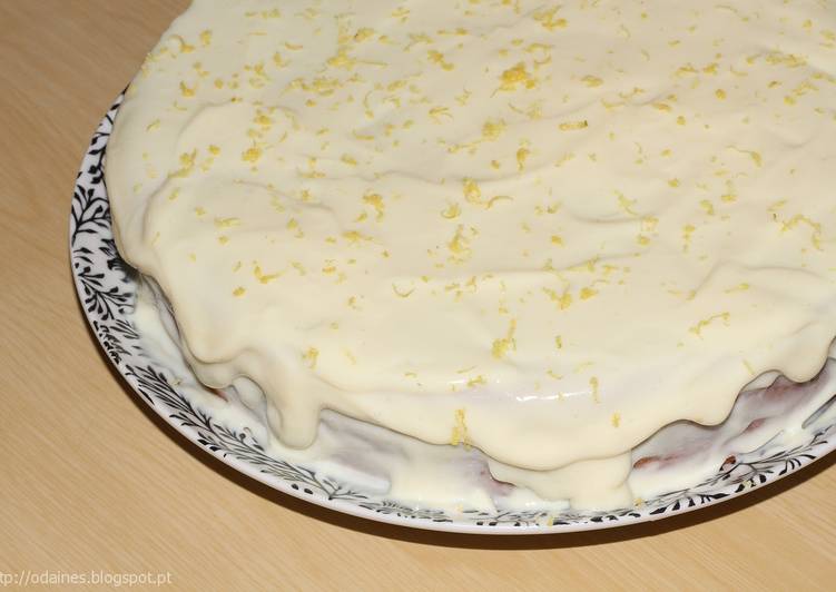 Bolo de limão com cobertura de leite condensado e limão