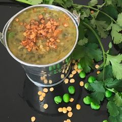 A picture of Hara matar palak khatta (green peas spiach saag).