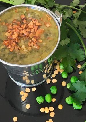 A picture of Hara matar palak khatta (green peas spiach saag).