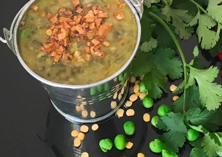 Hara matar palak khatta (green peas spiach saag)