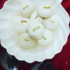 A picture of Bengali spongy rasgulla.