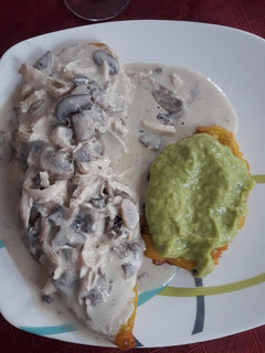 Una foto de Patacones en crema de pollo con champiñones y guacamole