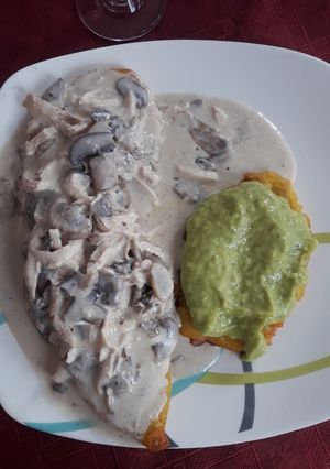 Una foto de Patacones en crema de pollo con champiñones y guacamole