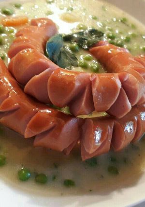 Finomfőzelék sült virslivel, ropogós kenyérrel recept fotója