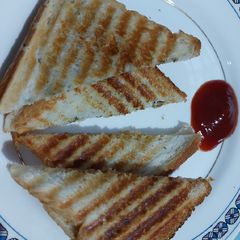 A picture of Green chutney sandwich.