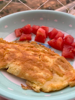 Una foto de Tortilla francesa con queso para bebés