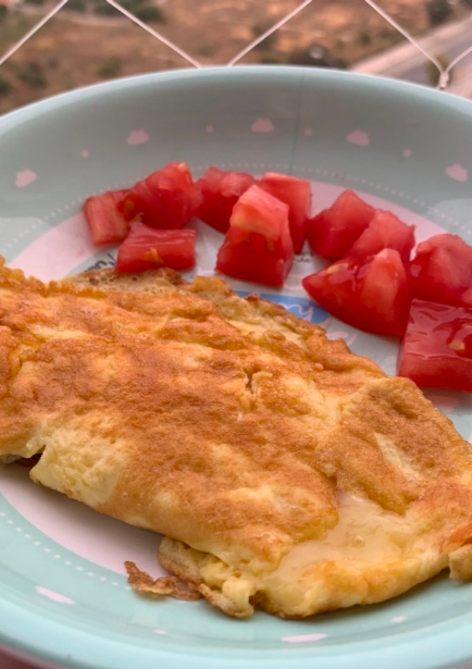 Una foto de Tortilla francesa con queso para bebés