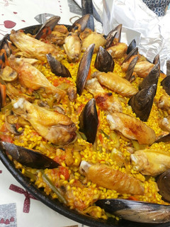 Una foto de Paella mar y montaña