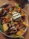 Salade verte, melon, jambon, burata