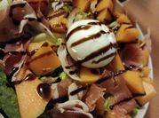 Une photo de salade avec melon et mozza