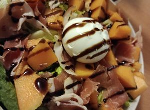 Une photo de Salade verte, melon, jambon, burata