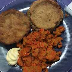 Una foto de Puré de calabaza y milanesa