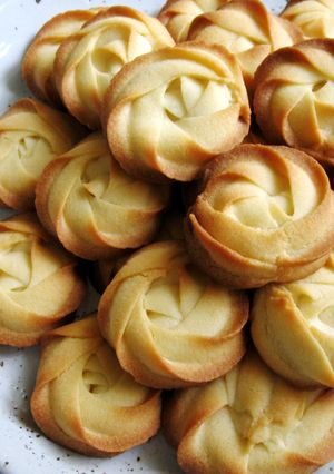 A picture of Basic Piped Sweet Biscuits.