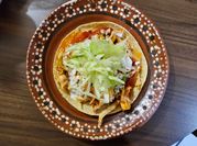 Una foto de tinga de pollo en salsa