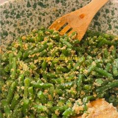 A picture of Green Beans with Walnuts and Garlic.
