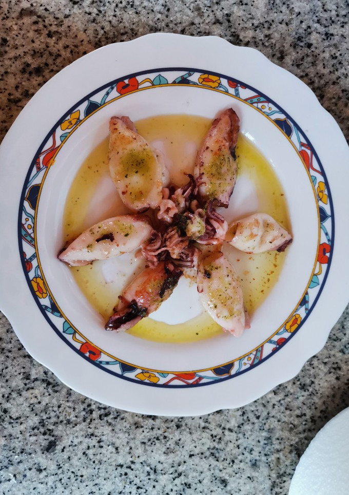 Una foto de Calamar a la plancha con ajo y perejil y con ensalada al gusto🥗