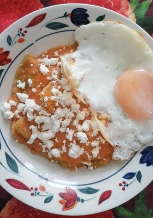 Una foto de Chilaquiles rojos cremosos