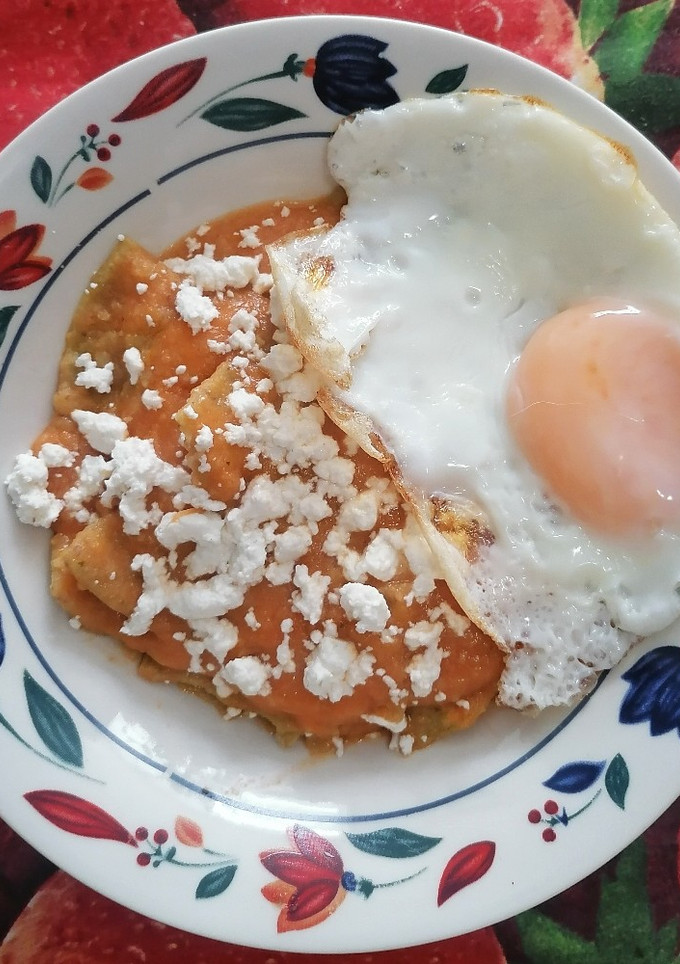 Una foto de Chilaquiles rojos cremosos