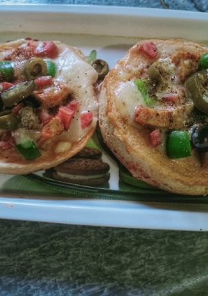 A picture of Microwave Bun pizza.
